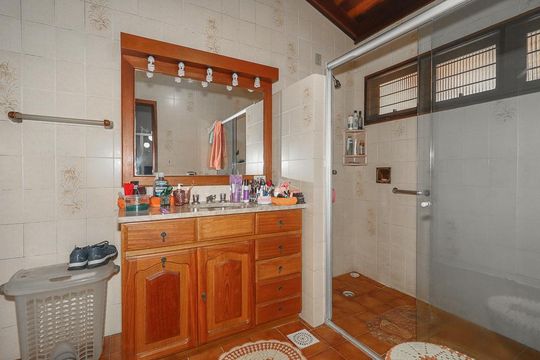 Banheiro da Suíte de casa à venda com 3 quartos, 200m² em Jardim Sabará, Porto Alegre