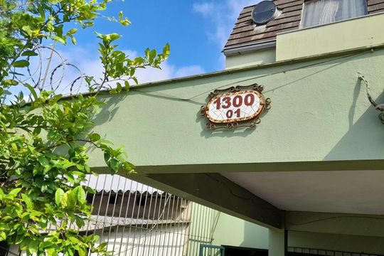 Fachada de casa à venda com 4 quartos, 253m² em Camaquã, Porto Alegre