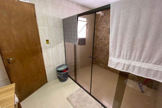 Banheiro 3 de casa à venda com 3 quartos, 252m² em Jardim Mirante, São Paulo