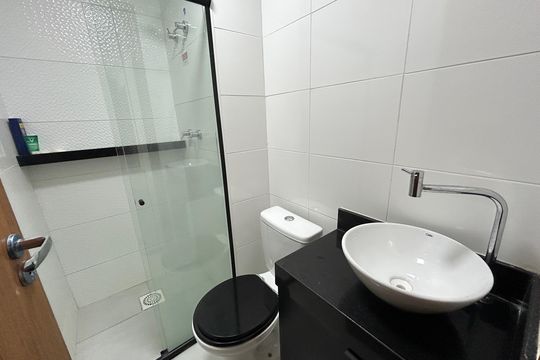 Banheiro de apartamento para alugar com 2 quartos, 55m² em Del Castilho, Rio de Janeiro