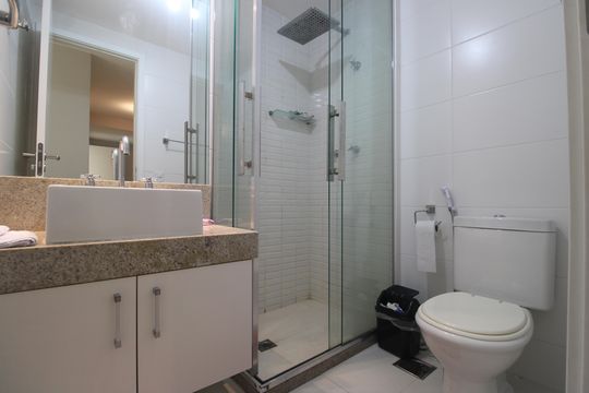Banheiro da suíte de apartamento à venda com 3 quartos, 101m² em Barra da Tijuca, Rio de Janeiro