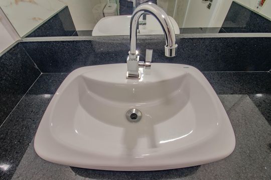 Banheiro da Suíte de apartamento à venda com 3 quartos, 93m² em Santana, Porto Alegre