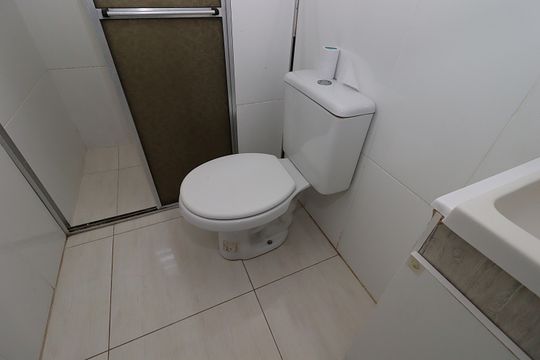 Banheiro  de apartamento à venda com 2 quartos, 55m² em São Sebastião, Porto Alegre