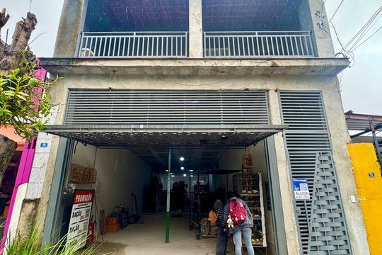 Placa instalada na fachada do imóvel de kitnet/studio para alugar com 1 quarto, 18m² em Jardim Rosa de Franca, Guarulhos