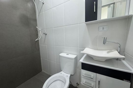 Banheiro de kitnet/studio para alugar com 1 quarto, 18m² em Jardim Rosa de Franca, Guarulhos