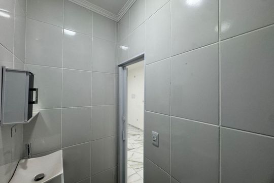 Banheiro de kitnet/studio para alugar com 1 quarto, 18m² em Jardim Rosa de Franca, Guarulhos