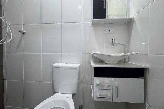 Banheiro de kitnet/studio para alugar com 1 quarto, 18m² em Jardim Rosa de Franca, Guarulhos