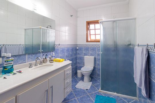 Banheiro da suíte 3 de casa de condomínio para alugar com 3 quartos, 617m² em Golf Gardens, Carapicuíba