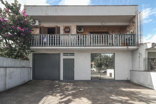 Fachada de casa à venda com 6 quartos, 600m² em Jardim Itu, Porto Alegre