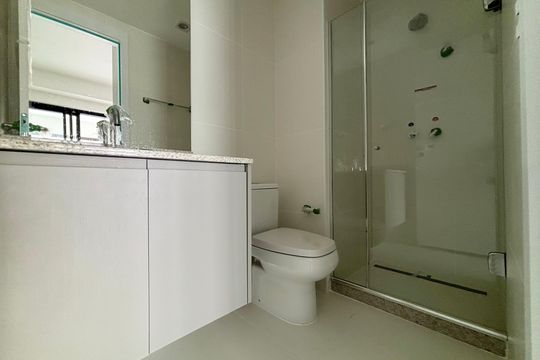 Banheiro social de apartamento à venda com 2 quartos, 71m² em Copacabana, Rio de Janeiro