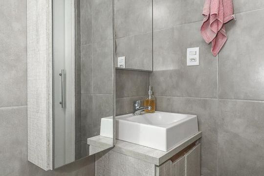 Banheiro de apartamento à venda com 2 quartos, 48m² em Jardim Itu, Porto Alegre