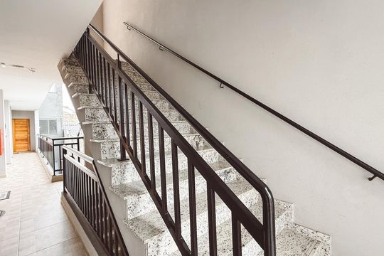 Escada de apartamento para alugar com 1 quarto, 40m² em Vila Vitorio Mazzei, São Paulo