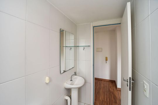 Banheiro de apartamento para alugar com 2 quartos, 50m² em Sarandi, Porto Alegre