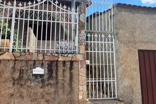 Fachada de casa para alugar com 3 quartos, 200m² em São Joaquim, Contagem