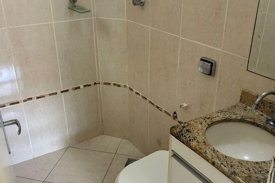Banheiro de casa para alugar com 3 quartos, 200m² em São Joaquim, Contagem