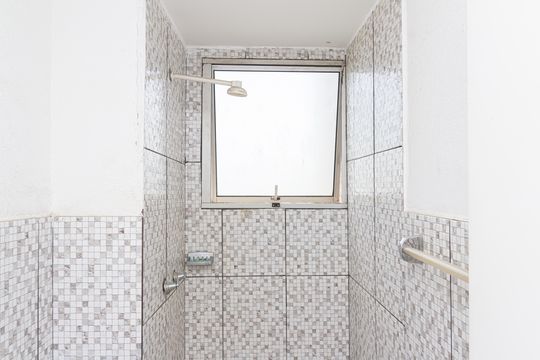 Banheiro de apartamento para alugar com 2 quartos, 55m² em Cosmos, Rio de Janeiro
