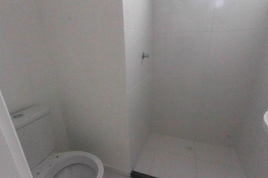 Banheiro de kitnet/studio para alugar com 1 quarto, 18m² em Jardim Imperador (zona Leste), São Paulo