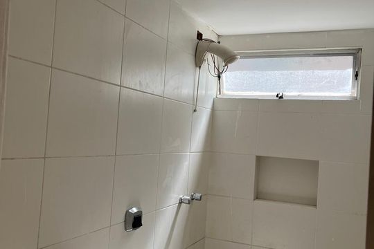 Banheiro de apartamento à venda com 1 quarto, 37m² em Farroupilha, Porto Alegre