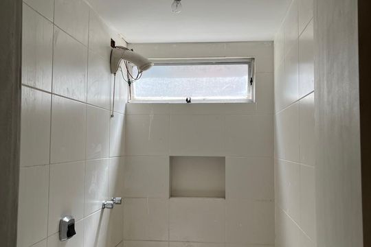 Banheiro de apartamento à venda com 1 quarto, 37m² em Farroupilha, Porto Alegre
