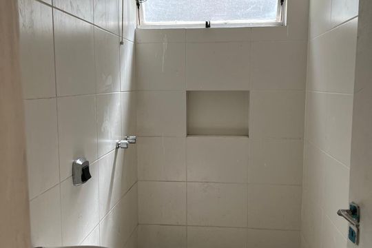 Banheiro de apartamento à venda com 1 quarto, 37m² em Farroupilha, Porto Alegre