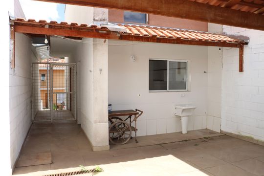 Casa de Condomínio para alugar com 2 quartos, 100m² em Caiapia, Cotia