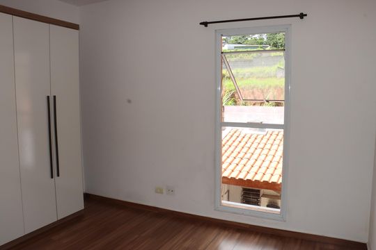 Casa de Condomínio para alugar com 2 quartos, 100m² em Caiapia, Cotia