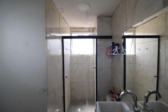 Banheiro de apartamento para alugar com 2 quartos, 50m² em Vila Jaraguá, São Paulo