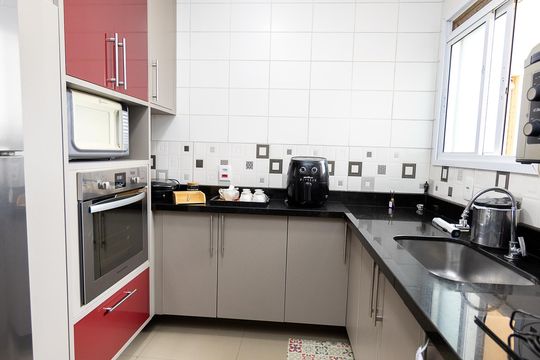 Cozinha de apartamento à venda com 3 quartos, 105m² em Jardim Tupanci, Barueri