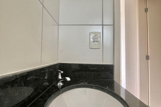 Banheiro de apartamento à venda com 2 quartos, 44m² em Loteamento Parque São Martinho, Campinas