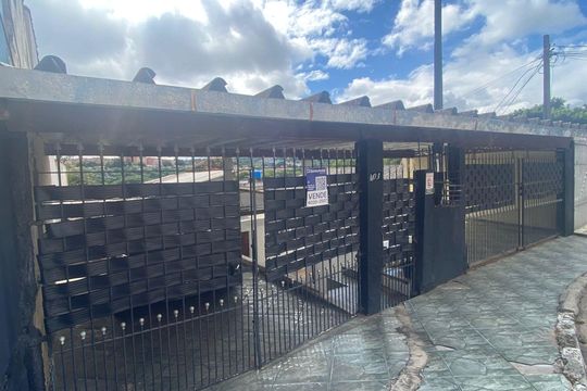 Fachada de casa à venda com 3 quartos, 228m² em Quitaúna, Osasco