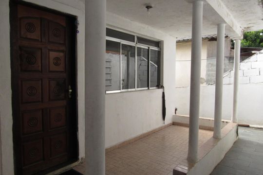 Área externa de casa à venda com 3 quartos, 228m² em Quitaúna, Osasco