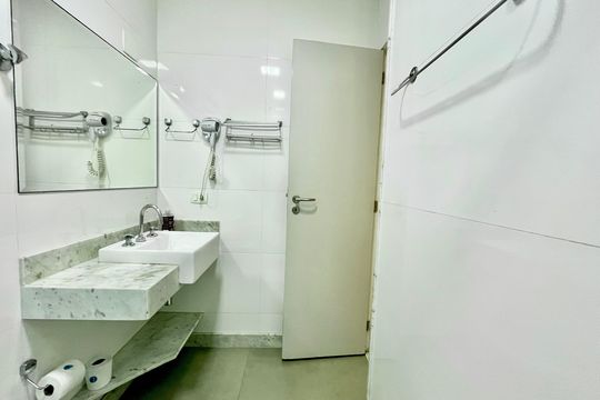BANHEIRO de apartamento à venda com 1 quarto, 40m² em Copacabana, Rio de Janeiro