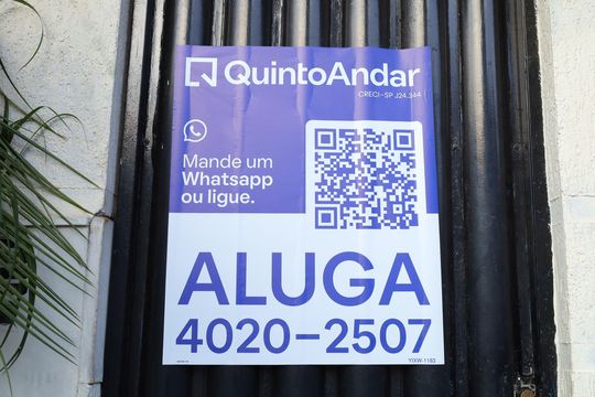 Placa instalada no portão do imóvel - Código do imóvel - YIXW-1183 de casa para alugar com 4 quartos, 80m² em Jardim Norma, São Paulo