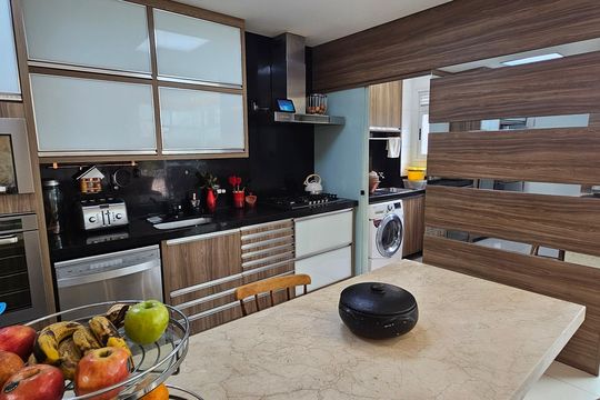 Cozinha de apartamento à venda com 3 quartos, 193m² em Jardim do Salso, Porto Alegre