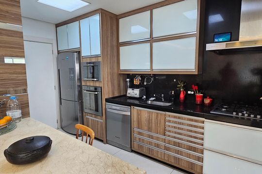Cozinha de apartamento à venda com 3 quartos, 193m² em Jardim do Salso, Porto Alegre