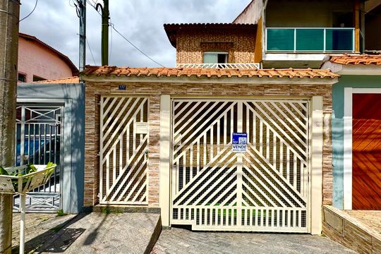 Placa instalada na fachada do imóvel  de casa à venda com 3 quartos, 275m² em Parque Continental Ii, Guarulhos