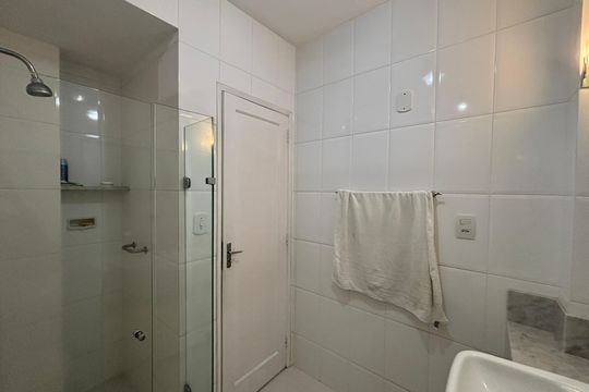 Banheiro social de apartamento para alugar com 2 quartos, 85m² em Copacabana, Rio de Janeiro
