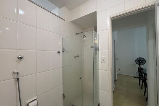 Banheiro social de apartamento para alugar com 2 quartos, 85m² em Copacabana, Rio de Janeiro