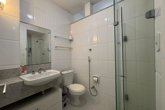 Banheiro social de apartamento para alugar com 2 quartos, 85m² em Copacabana, Rio de Janeiro