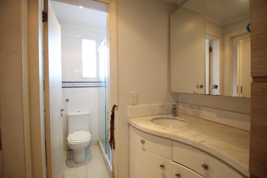 Banheiro de apartamento à venda com 1 quarto, 47m² em Santa Cecília, Porto Alegre