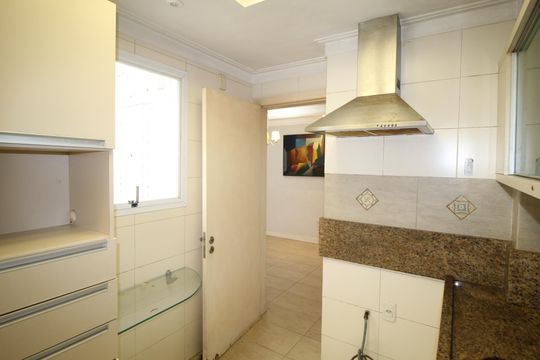Cozinha de apartamento à venda com 1 quarto, 47m² em Santa Cecília, Porto Alegre