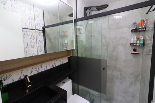 Banheiro de apartamento à venda com 2 quartos, 39m² em Ayrosa, Osasco