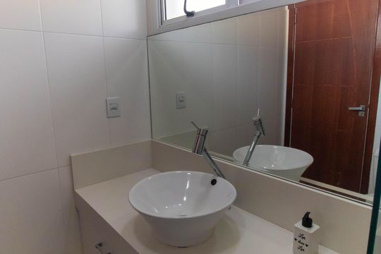 Banheiro Social de apartamento à venda com 2 quartos, 140m² em Itaipu, Niterói