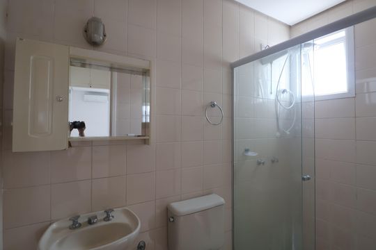 Banheiro de apartamento à venda com 2 quartos, 65m² em Centro, Canoas