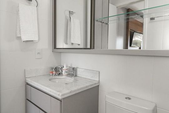 Banheiro da Suíte de apartamento à venda com 1 quarto, 42m² em Jardim do Salso, Porto Alegre