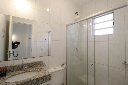 Banheiro Social de casa de condomínio para alugar com 3 quartos, 100m² em Morada da Colina, Uberlândia