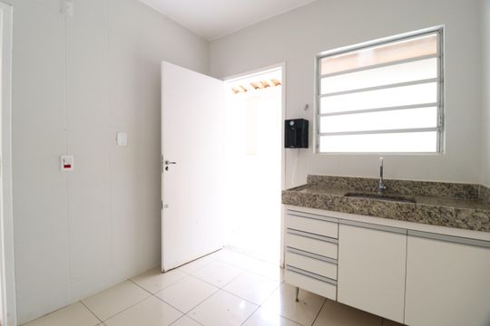 Cozinha de casa de condomínio para alugar com 3 quartos, 100m² em Morada da Colina, Uberlândia