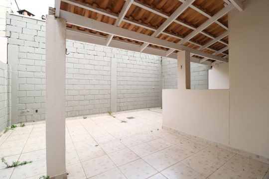 Varanda de casa de condomínio para alugar com 3 quartos, 100m² em Morada da Colina, Uberlândia