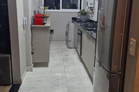Cozinha de apartamento para alugar com 3 quartos, 75m² em Jardim Tupanci, Barueri