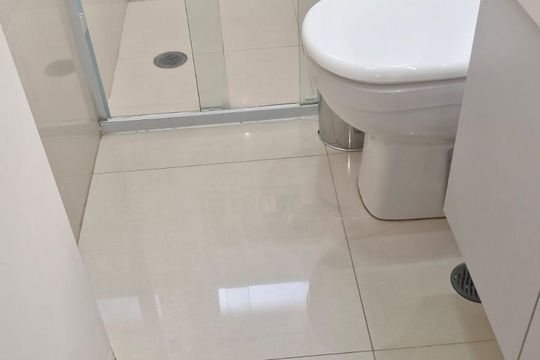 Banheiro de apartamento para alugar com 3 quartos, 75m² em Jardim Tupanci, Barueri